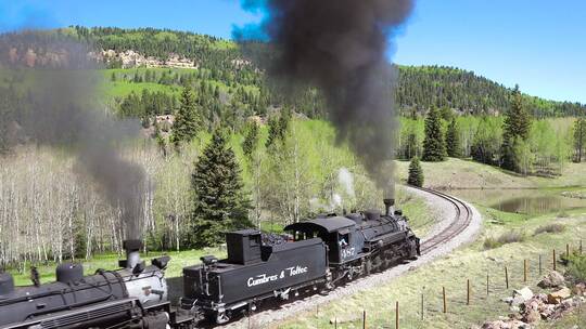 蒸汽火车穿过科罗拉多山脉