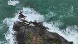 泰国普吉岛海水击打礁石溅起浪花特写镜头高清在线视频素材下载