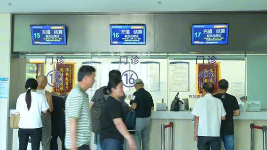 老百姓医院看病挂号排队就医医院人群