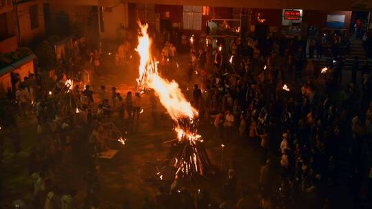 民族节日楚雄彝族火把节游客围绕火堆跳舞视频素材模板下载