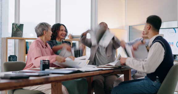 快乐的商人，庆祝和纸扔在b2b交易，会议