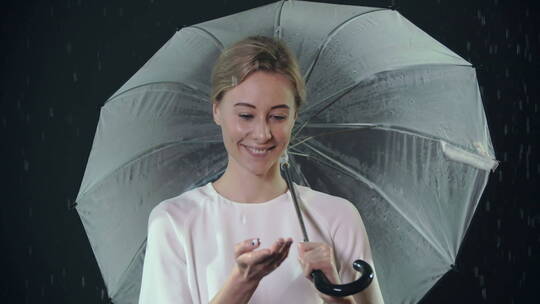 一撑伞女人开心地望着雨