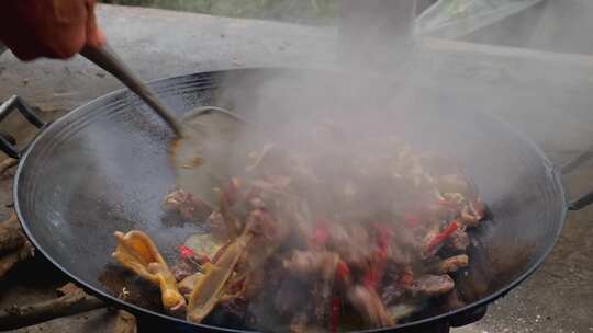 户外大铁锅翻炒食材