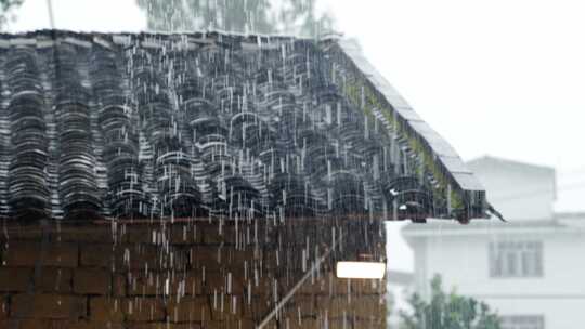 古建筑狂风暴雨