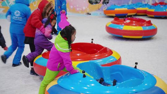 室内滑雪耍雪视频素材视频素材模板下载