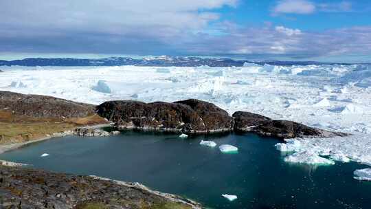 环境。南极洲。南极洲融化的冰川上漂浮的巨