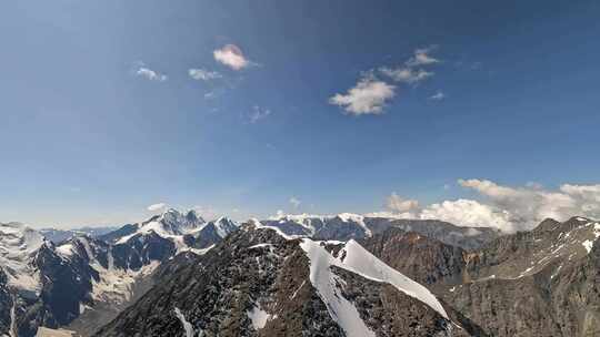 FPV航拍被雪覆盖的山峰巍峨的雪山连绵山脉