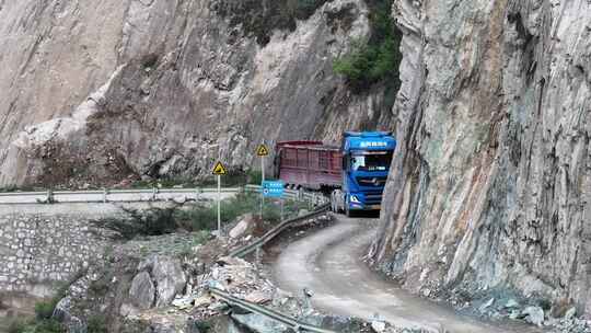 行走在怒江大峡谷219国道上的挂车