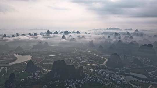 日出时分的喀斯特地貌群峰全景