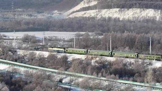 穿越林海雪原的绿皮火车241118-1