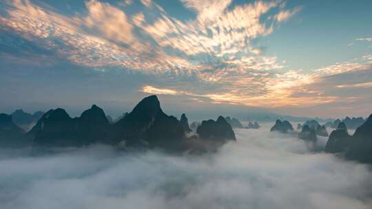 广西桂林早晨日出云雾景色