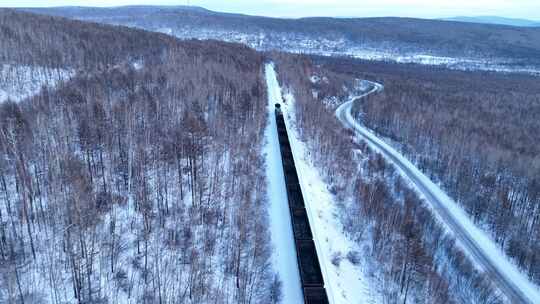 航拍大兴安岭林海雪原列车