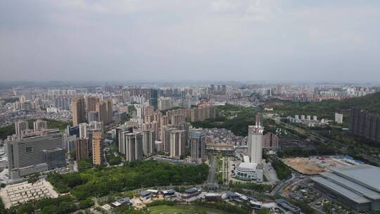 蓝天白云下的城市