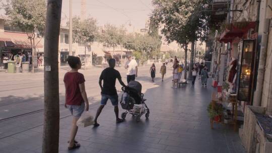 人们在街上行走的慢镜头视频素材模板下载