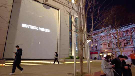 上海外滩夜晚春节南京路步行街夜景人流视频