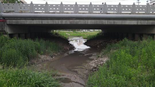 缺水干裂干涸土地裂开河道干枯4K航拍