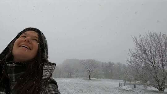 特写在雪地里游玩的女人视频素材模板下载