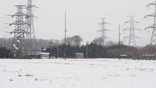 冬季下雪寒冷气候菜地农场