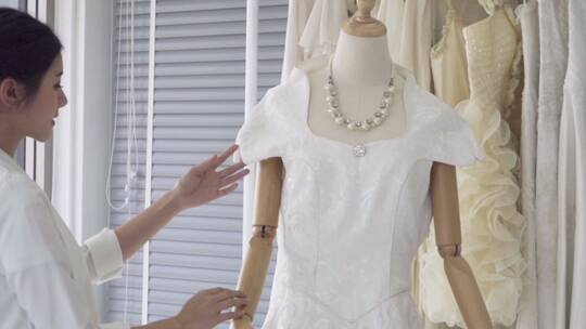 新娘在婚纱店挑选婚纱视频素材模板下载