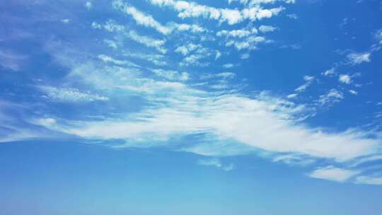 4K白色天堂海滩和蓝色水域背景的日间无人机抽象照片