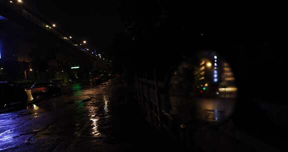 城市雨夜下雨骑车人行人