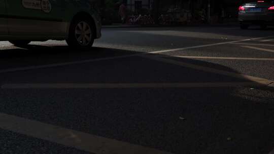 街道上行驶的车辆清晨光影