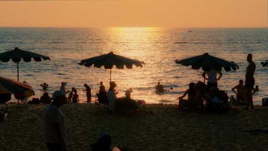 日落沙滩休闲游玩的人群海边夕阳氛围感空镜
