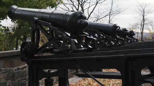 历史悠久的石墙上的魁北克市铁炮防御工事特
