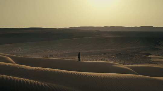 沙漠徒步探索航拍