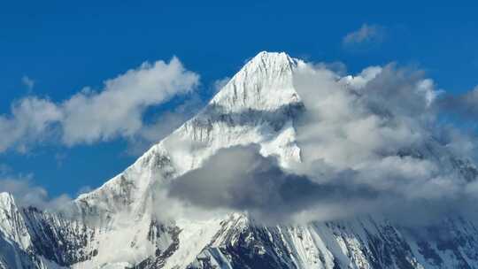 四川甘孜子梅垭口航拍蜀山之王贡嘎雪山群峰