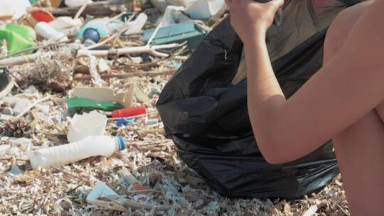 女人在清洁海滩垃圾