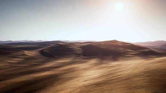 阳光照射下的沙漠风光