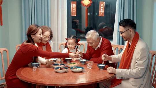 春节家人聚会年夜饭家宴圆桌吃饭举杯庆祝视频素材模板下载