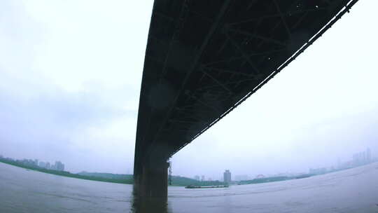 仰拍武汉长江大桥走云桥下过船延时视频素材模板下载