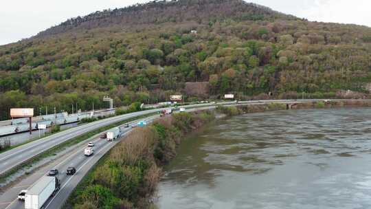 湖边高速公路的无人机拍摄