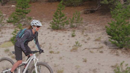 骑山地车的女骑手视频素材模板下载