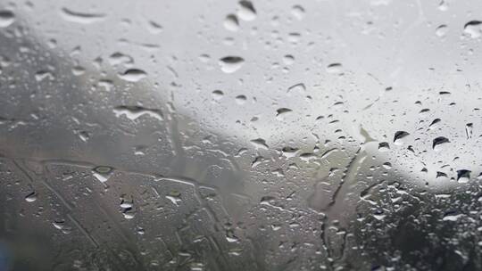 车窗下雨素材