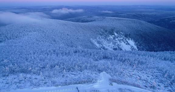 航拍大兴安岭雪色山岭冷空气晨光