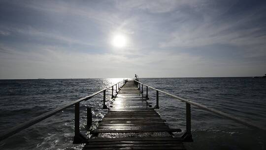 泰国海边栈桥栈道走向大海