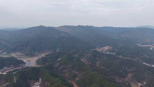 群山环绕下的乡村湖泊全景风光