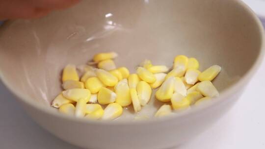 剥玉米穗玉米粒