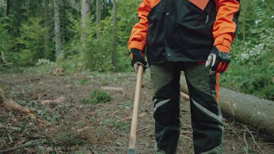 伐木工人站在森林里慢镜头