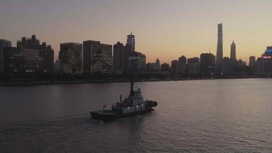 孤独的拖轮行驶在黄浦江上