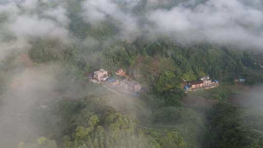 云雾笼罩下的村庄