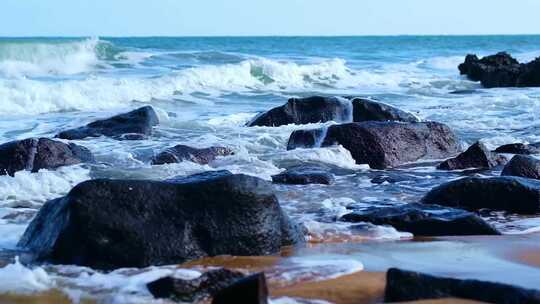 湛江海岸边海浪拍打礁石浪花海水波浪