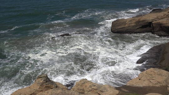 岩石间的海浪