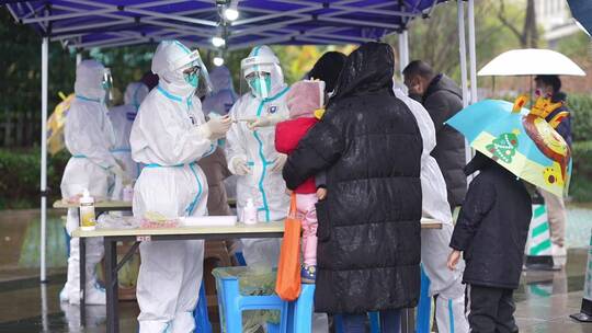 杭州加油滨江区全民冒雨新冠防疫核酸检测