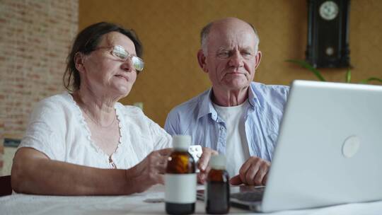 在线咨询医疗的老人视频素材模板下载