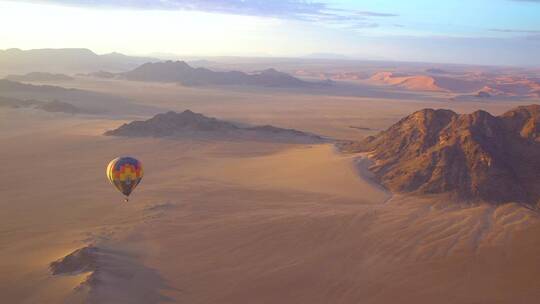 热气球在纳米比亚的纳米比亚沙漠中飞行