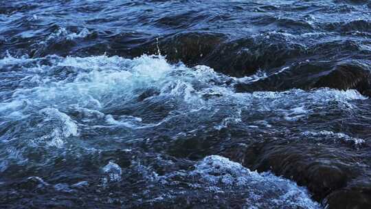 波涛汹涌的水流溪流特写慢镜头